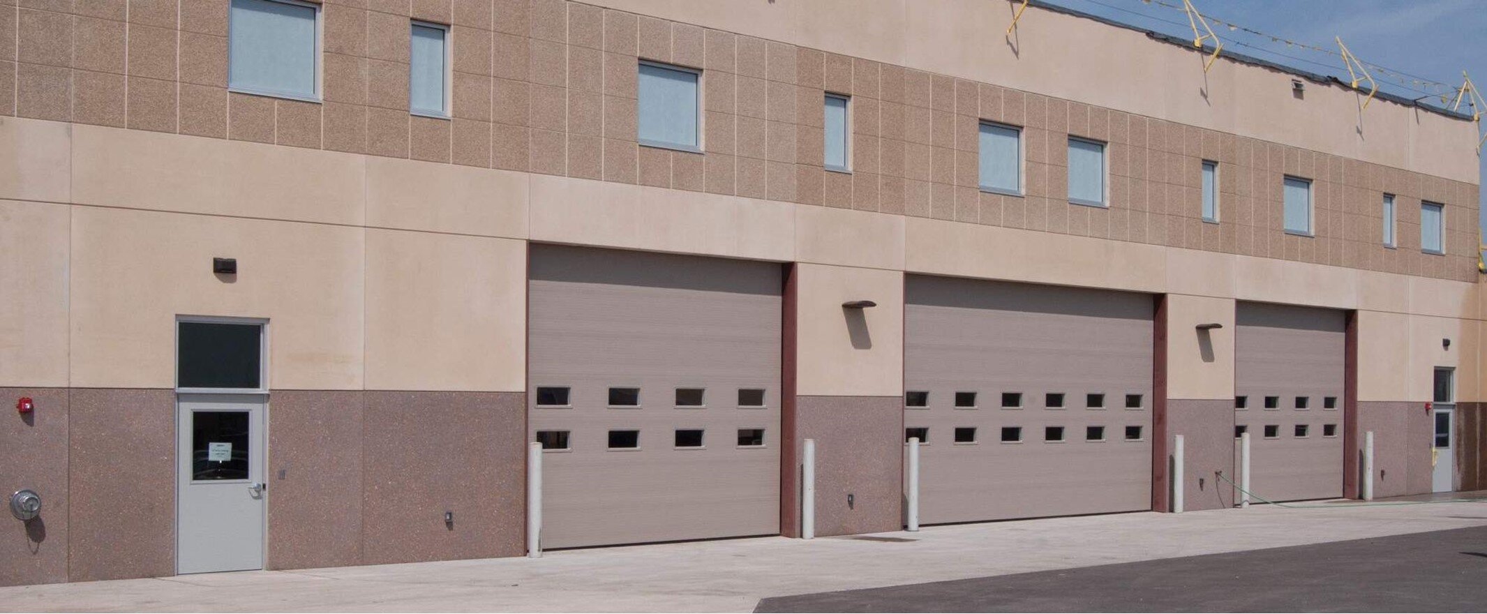 Thermacore® AP Model 850, Large Thermal Lites with Taupe Paint Finish Thermacore® AP Door Model 850, Overhead Door of So Cal™